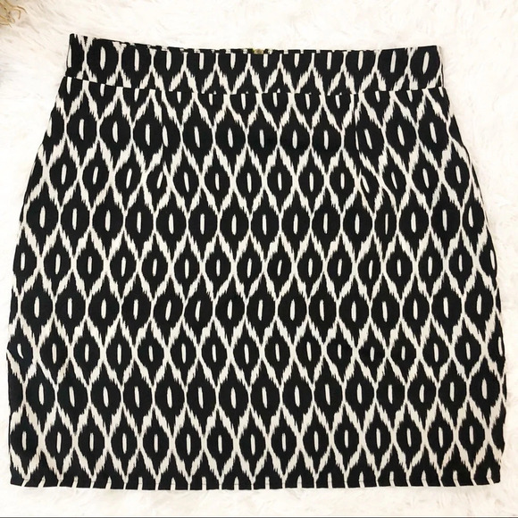 🍁 Annabella | Black & White Ikat Mini Skirt - Picture 2 of 6